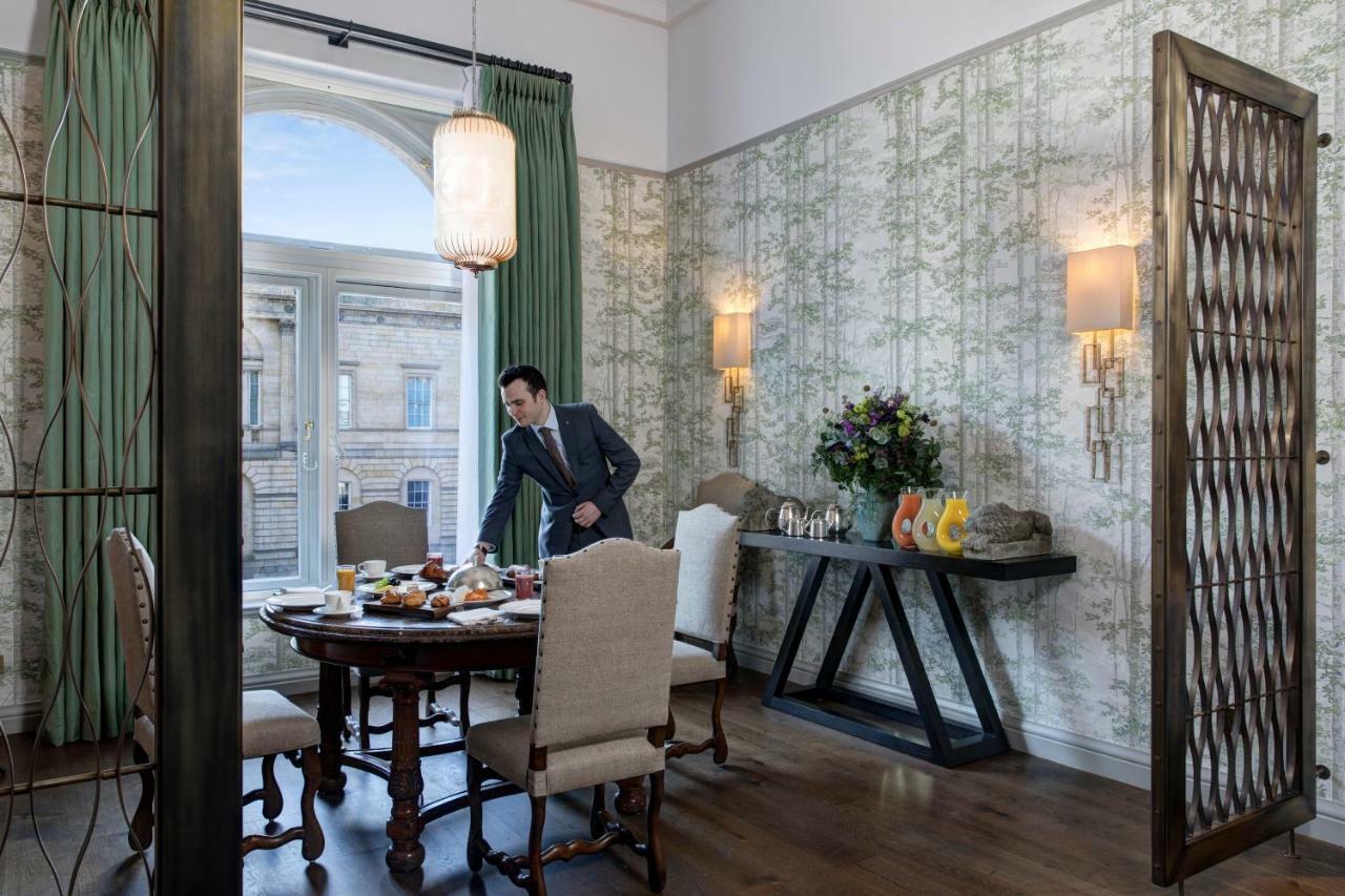 The Balmoral Hotel Edinburgh Exterior photo A butler at work
